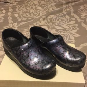 Dansko Bubble Blue Sz 8 Clogs